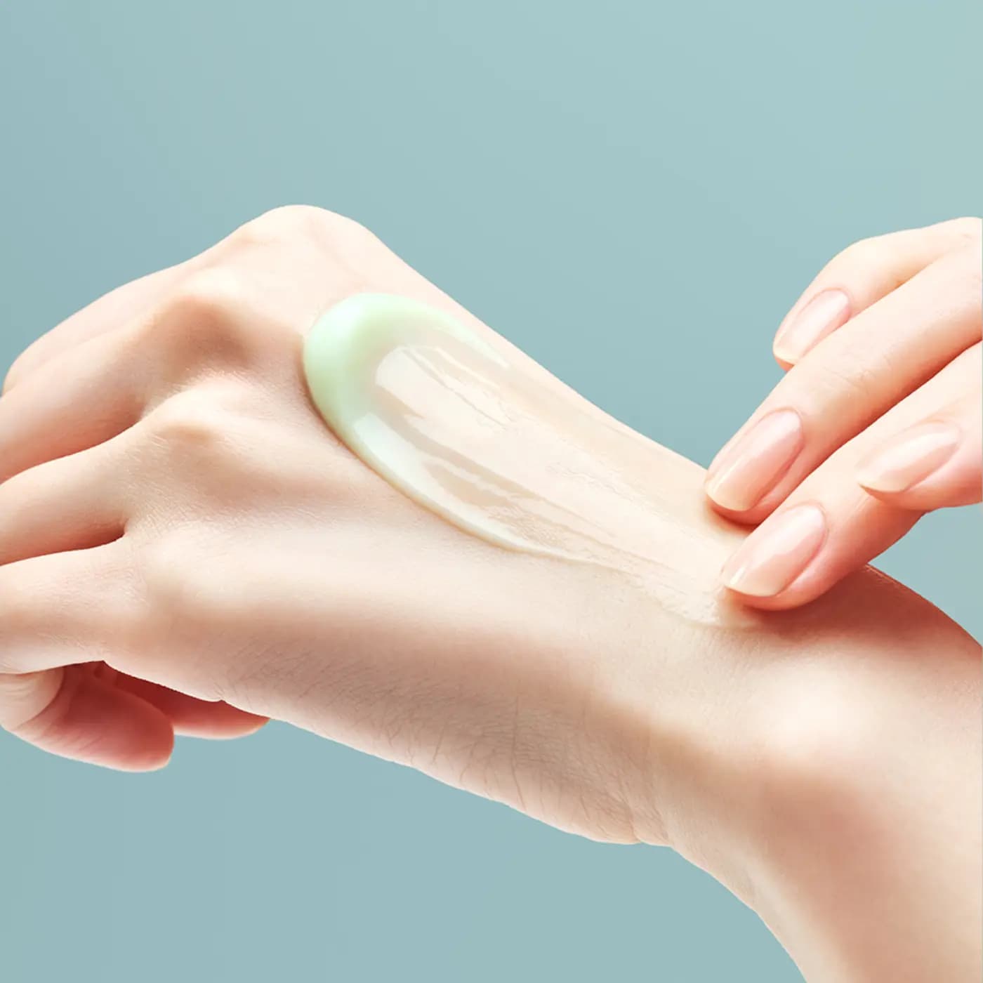Crema extendida sobre el dorso de una mano