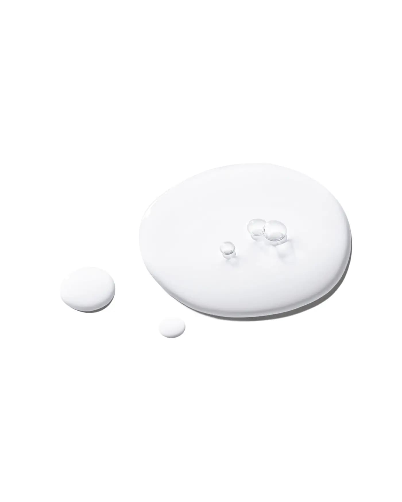 Textura de una crema espesa extendida sobre la piel