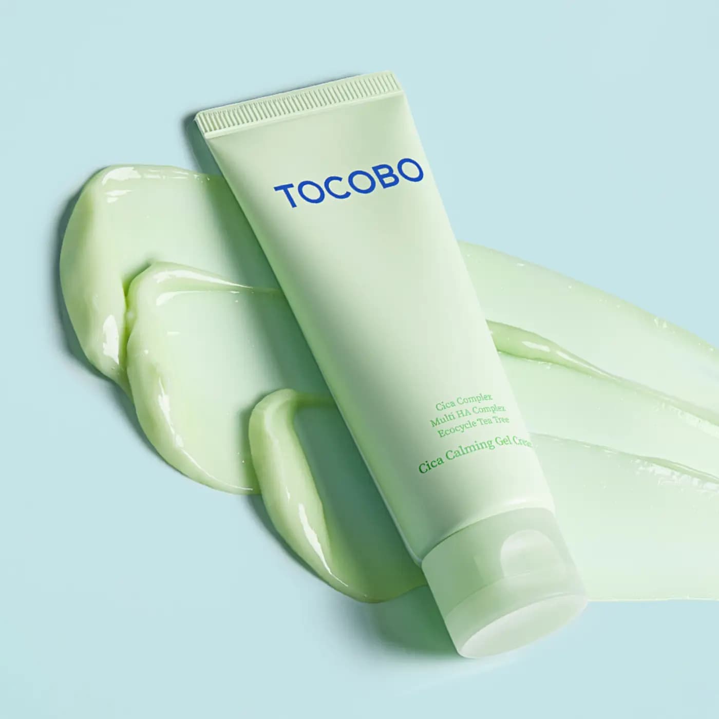 Limpiador verde en tubo sobre su propia textura cremosa