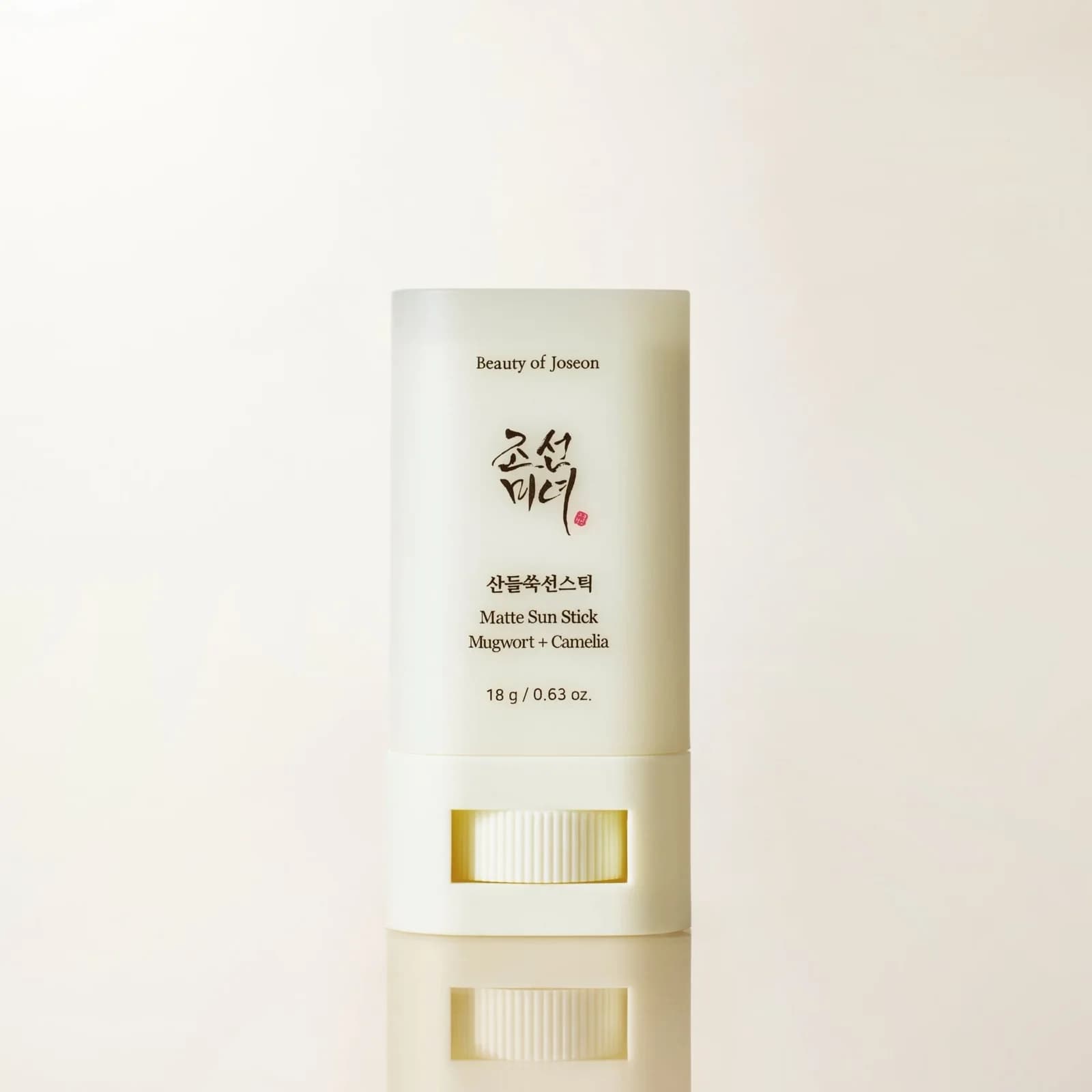 Protector solar en barra SPF50+ PA++++ de acabado mate, ideal para reaplicar cada 2-3 horas de forma rápida y sin afectar el maquillaje.