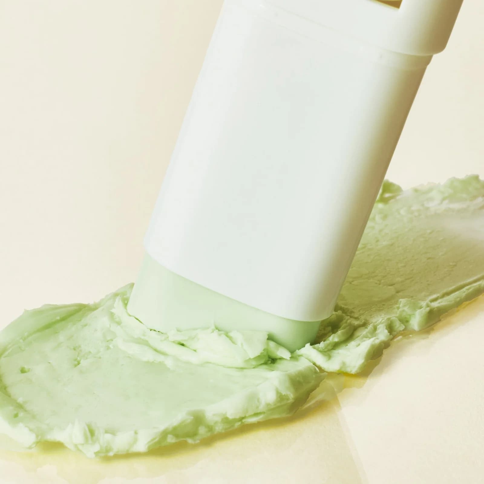 Matte Sun Stick: Mugwort + Camelia — Protector solar en barra SPF50+ PA++++ de acabado mate, ideal para reaplicar cada 2-3 horas de forma rápida y sin afectar el maquillaje.