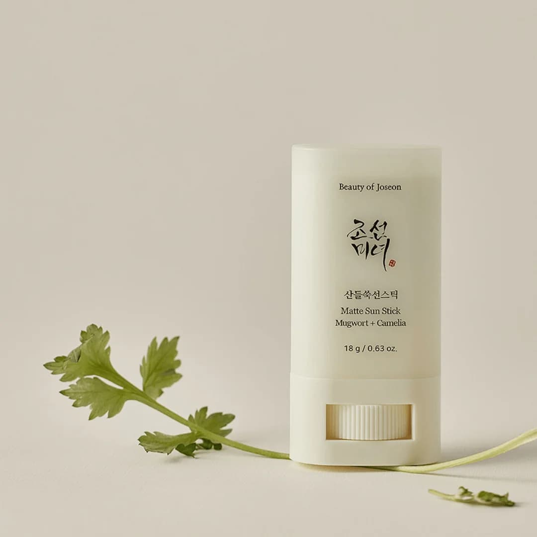 Matte Sun Stick: Mugwort + Camelia — Protector solar en barra SPF50+ PA++++ de acabado mate, ideal para reaplicar cada 2-3 horas de forma rápida y sin afectar el maquillaje.