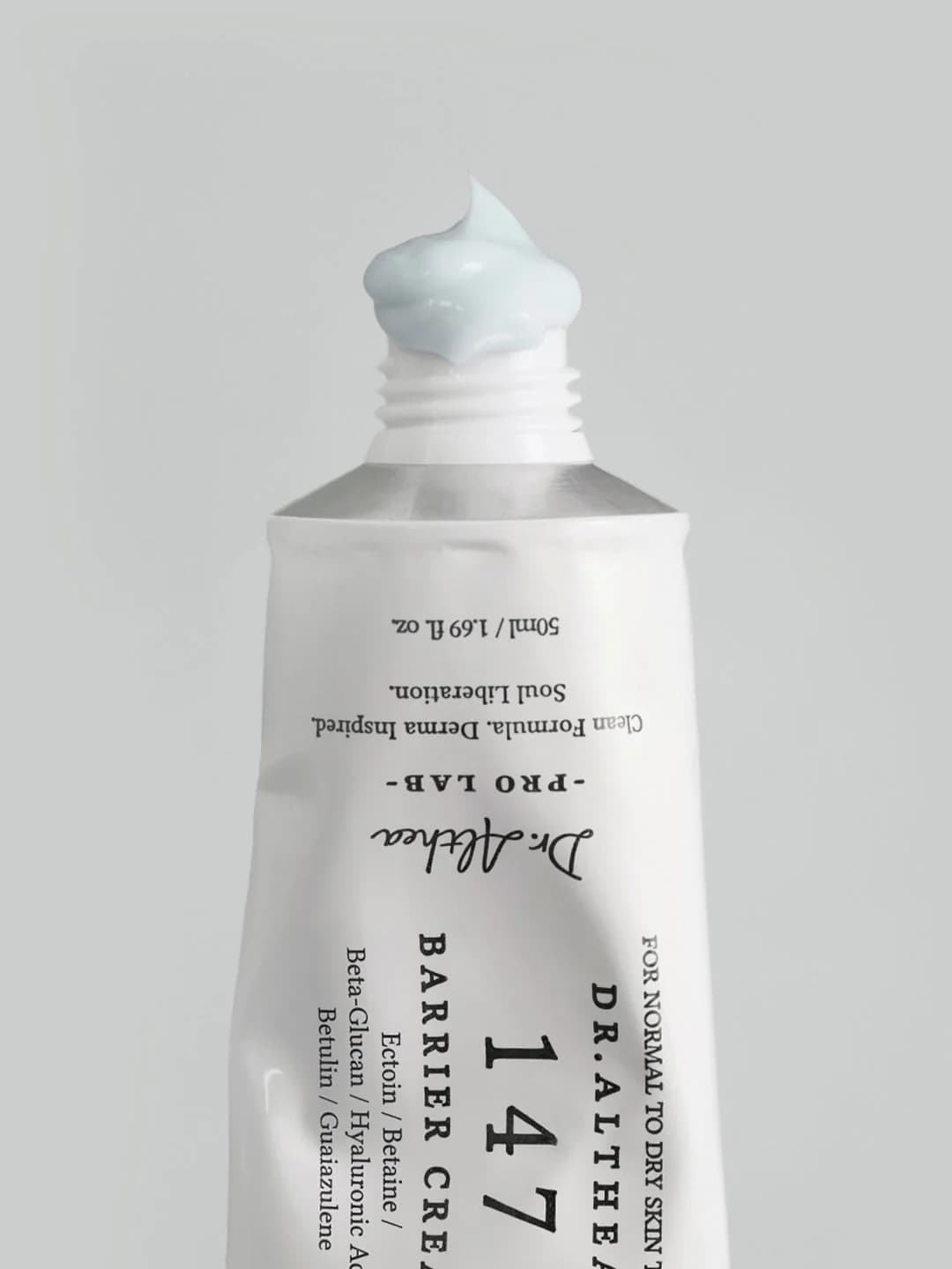 147 Barrier Cream — Crema rica en ceramidas e ingredientes restauradores que refuerza la barrera cutánea, sella la hidratación y protege la piel frente a agresores externos.