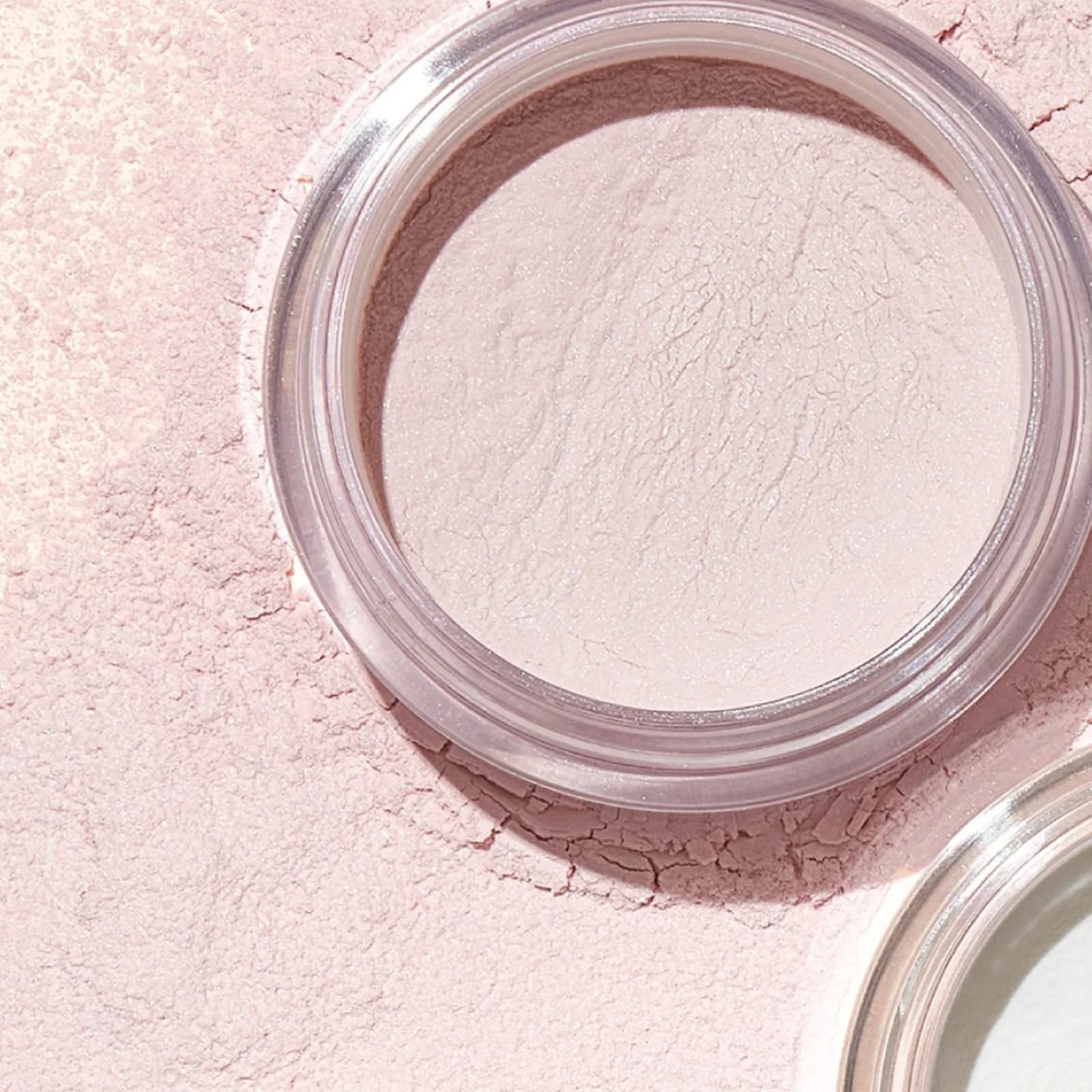 Pink Lighting Powder — Polvo ultrafino de textura sedosa que aporta un brillo natural y elegante a la piel. Se difumina fácilmente, ayudando a unificar el tono sin marcar poros ni líneas.