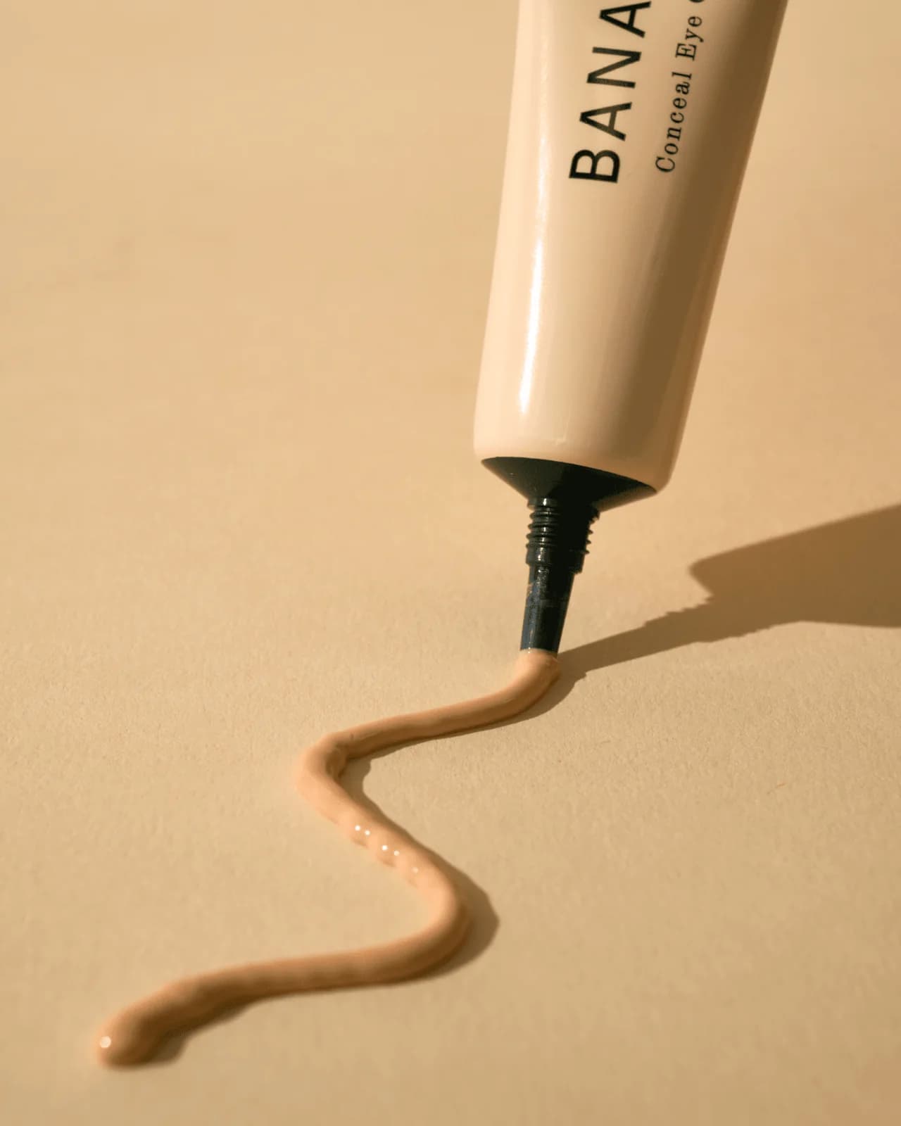 Contorno de Ojos Hidratante + Color — Corrector y tratamiento en uno: su tono banana ayuda a neutralizar ojeras y aportar luminosidad inmediata mientras hidrata el contorno de ojos.