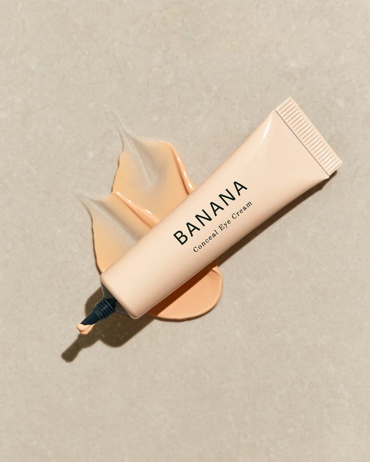 Contorno de Ojos Hidratante + Color — Corrector y tratamiento en uno: su tono banana ayuda a neutralizar ojeras y aportar luminosidad inmediata mientras hidrata el contorno de ojos.