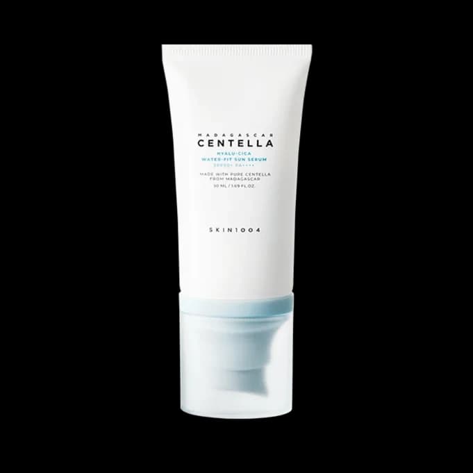 Protector solar SPF50+ tipo sérum con centella asiática y ácido hialurónico que protege, hidrata y calma sin dejar residuo blanco.